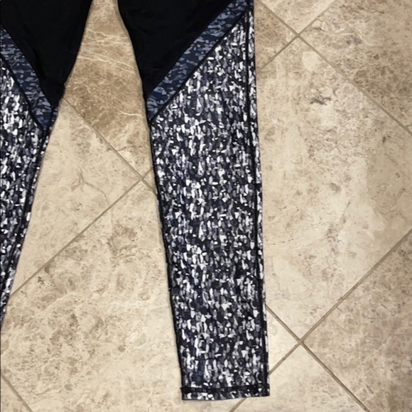 Fabletics Mid-Rise Mesh Powerhold Legging Medium - Picture 5 of 15